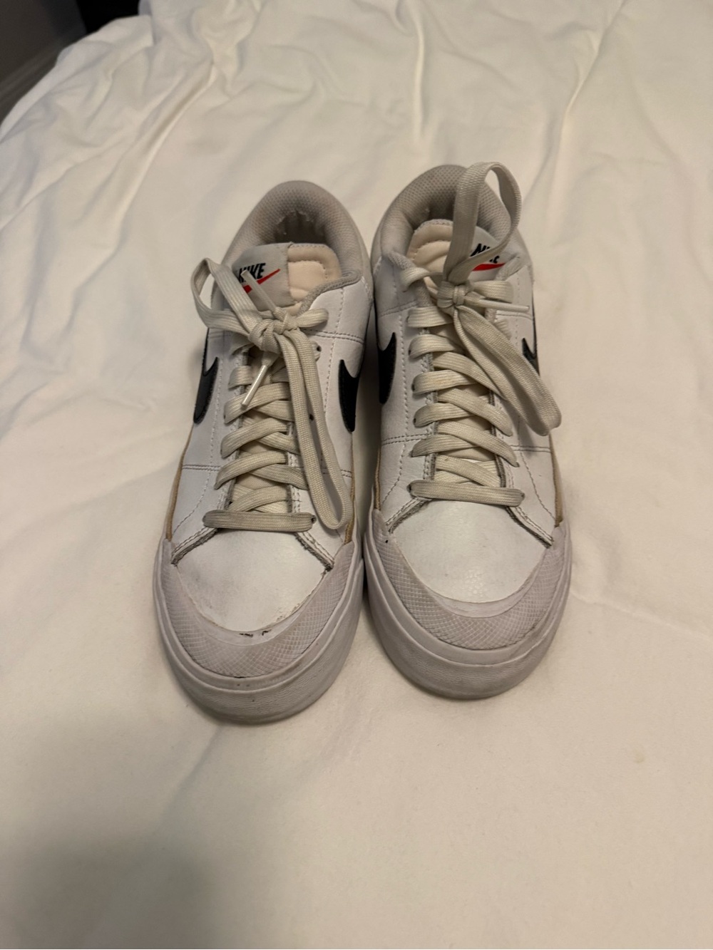 Nike women White Low-Top Sneakers with Black Swoosh